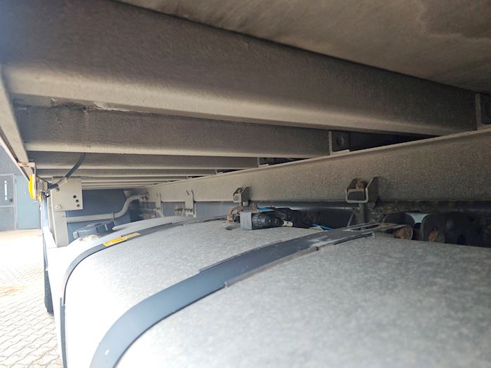Image 8 - Volvo FM340 Closed box