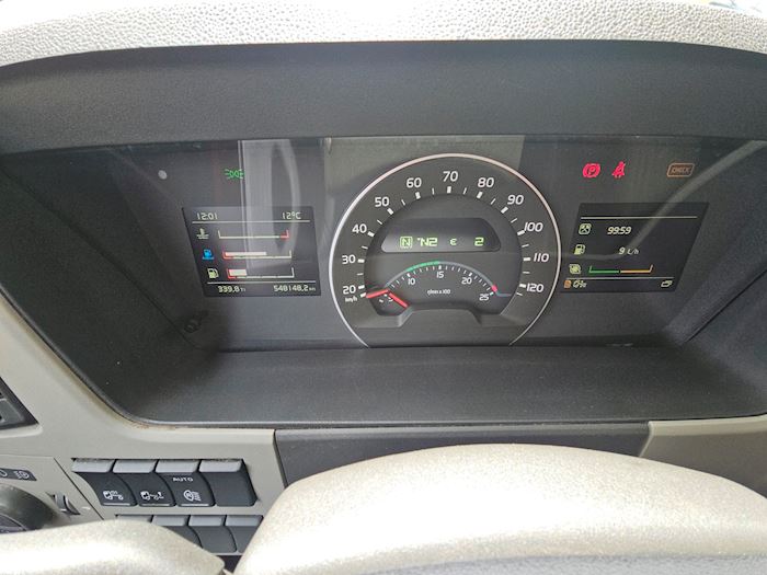 Image 30 - Volvo FM340 Closed box