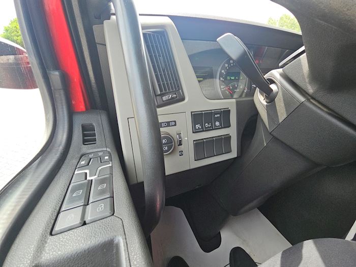 Image 31 - Volvo FM340 Closed box