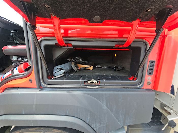 Image 20 - Volvo FM340 Closed box