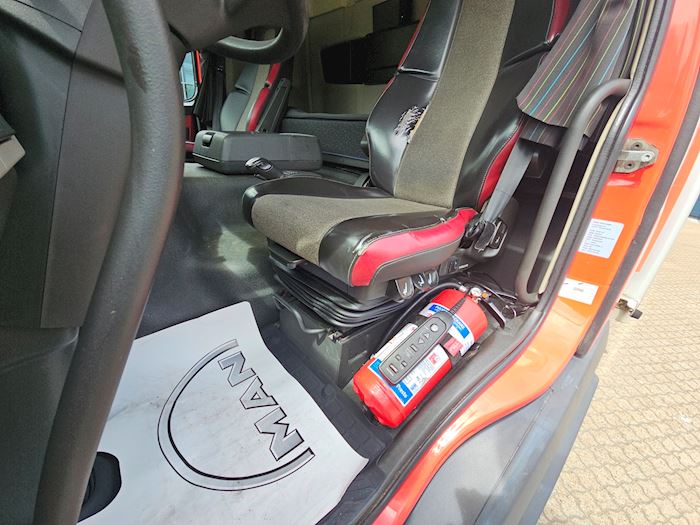 Image 22 - Volvo FM340 Closed box