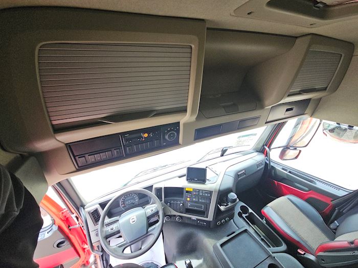 Image 26 - Volvo FM340 Closed box