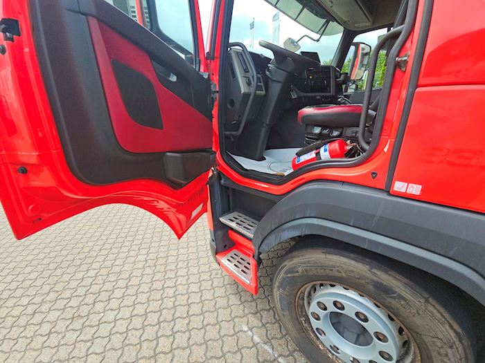 Image 21 - Volvo FM340 Closed box