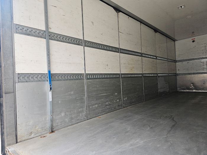 Image 15 - Volvo FM340 Closed box