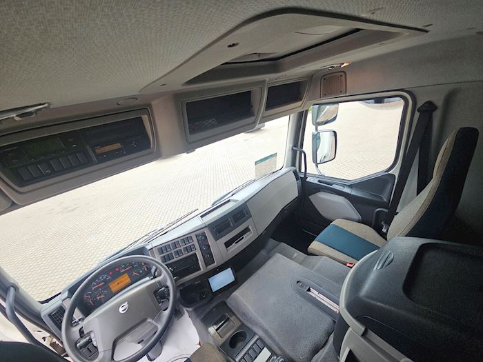 Image 7 - Volvo FE320 Fridge