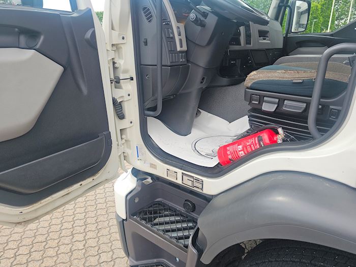 Image 21 - Volvo FE320 Fridge