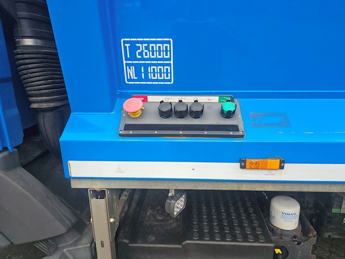 Image 14 - Volvo FM330 Refuse collection