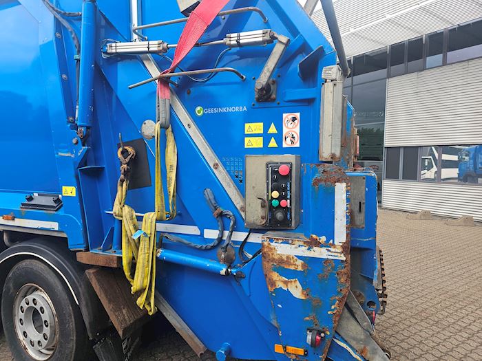 Image 13 - Volvo FM330 Refuse collection