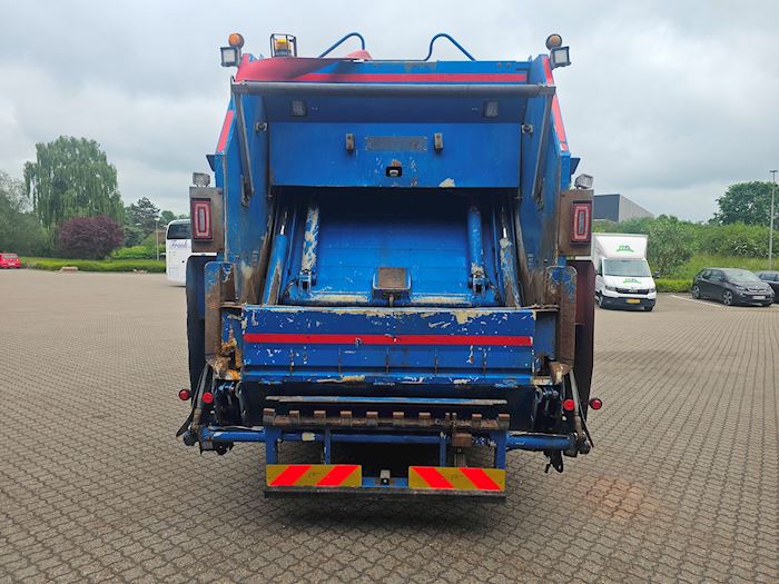 Image 9 - Volvo FM330 Refuse collection