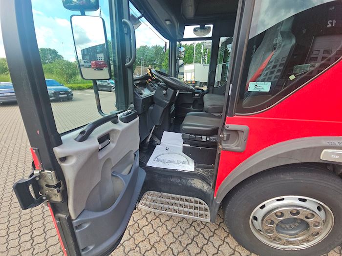 Image 18 - Renault D-Access Refuse collection