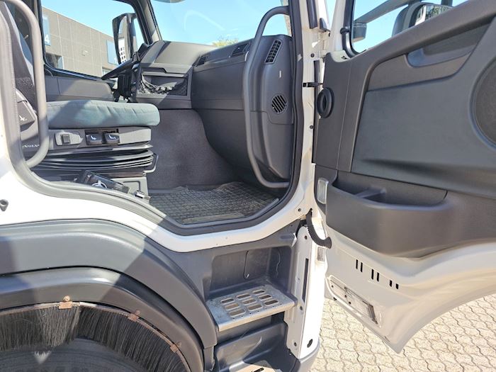 Bild 20 - Volvo FM330 6x2 Autotransporter
