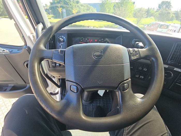 Bild 28 - Volvo FM330 6x2 Autotransporter