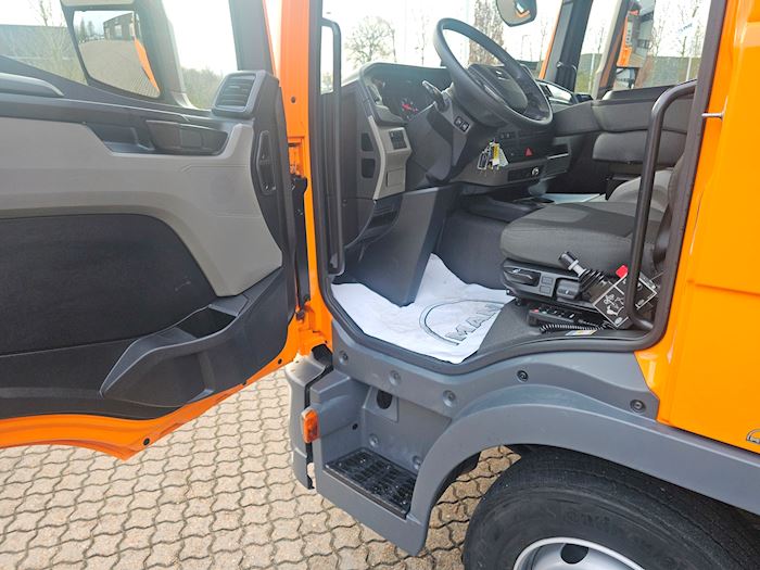 Image 16 - MAN TGL 8.220 Tipper/crane