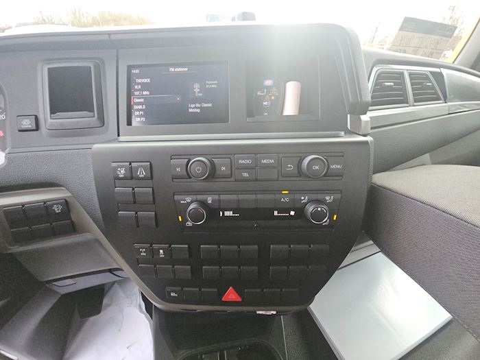 Image 20 - MAN TGL 8.220 Tipper/crane