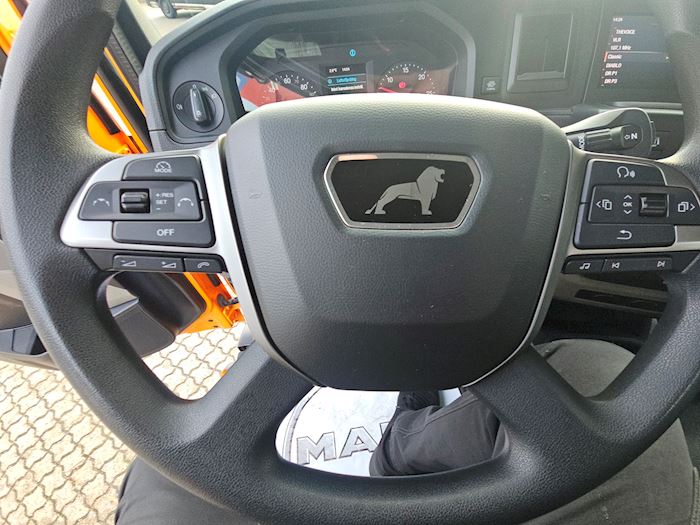 Image 21 - MAN TGL 8.220 Tipper/crane