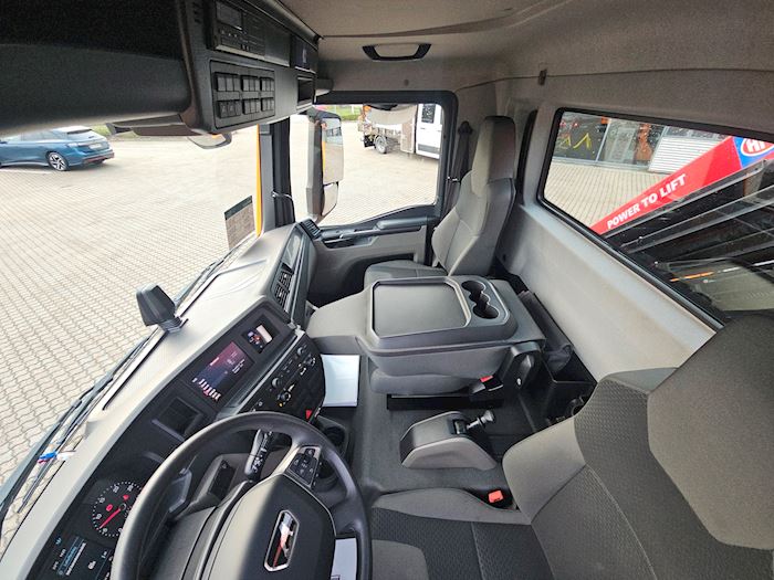 Image 17 - MAN TGL 8.220 Tipper/crane