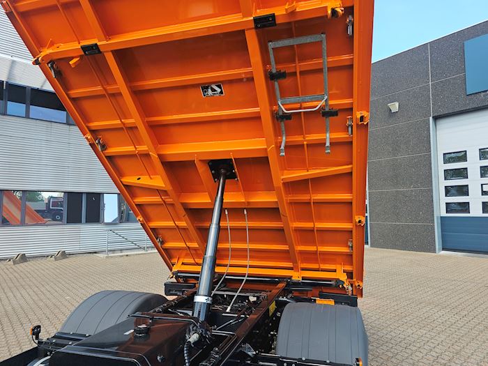 Image 29 - MAN TGL 8.220 Tipper/crane