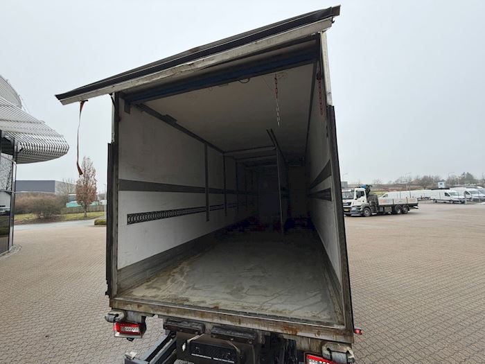 Image 6 - Volvo FM330 Fridge