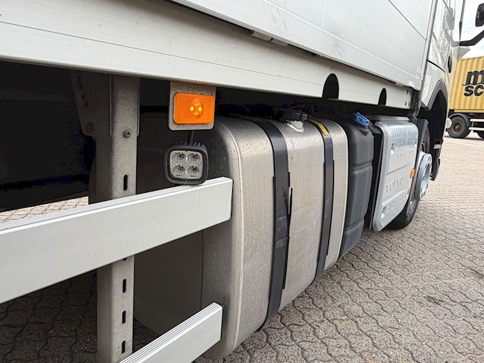 Image 19 - Volvo FM330 4X2 Tent